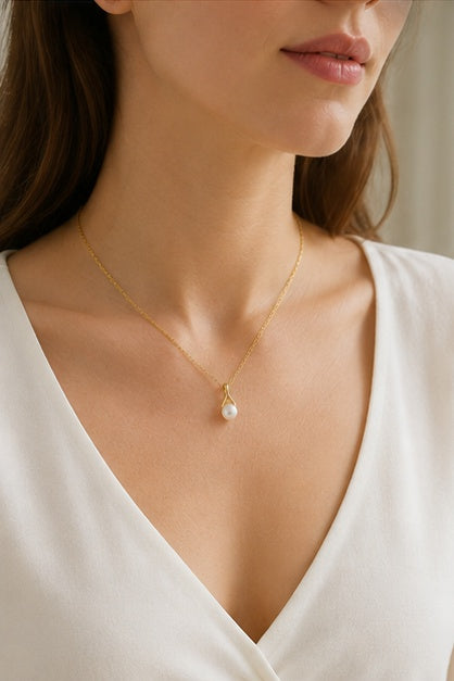 Minimalist Pearl Pendant Necklace