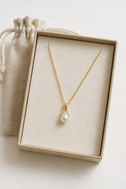 Minimalist Pearl Pendant Necklace